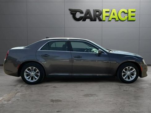 Used 2019 Chrysler 300 Touring RWD image 8