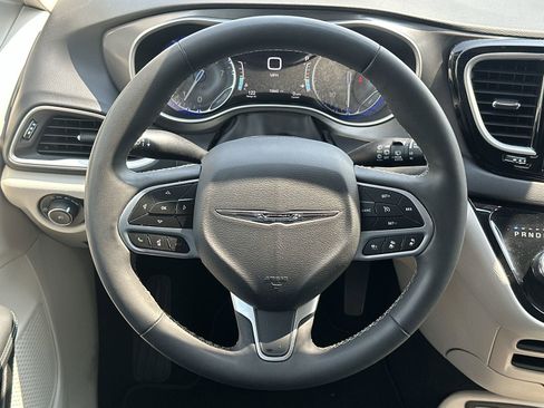 Used 2023 Chrysler Pacifica Touring-L FWD image 19
