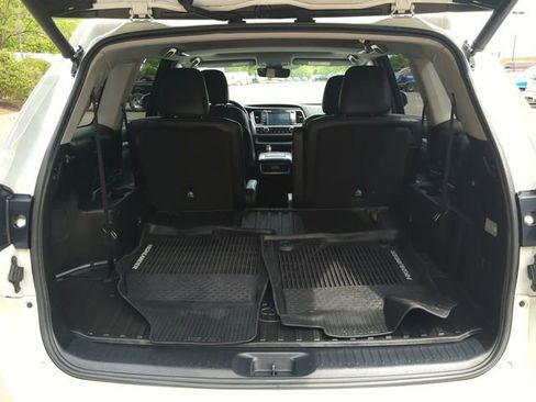 Used 2018 Toyota Highlander SE image 12