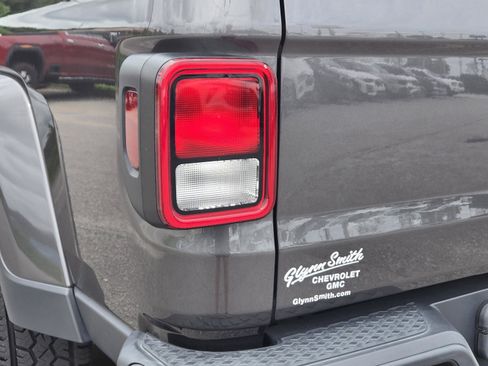 Used 2022 Jeep Gladiator Sport AWD/4WD image 9
