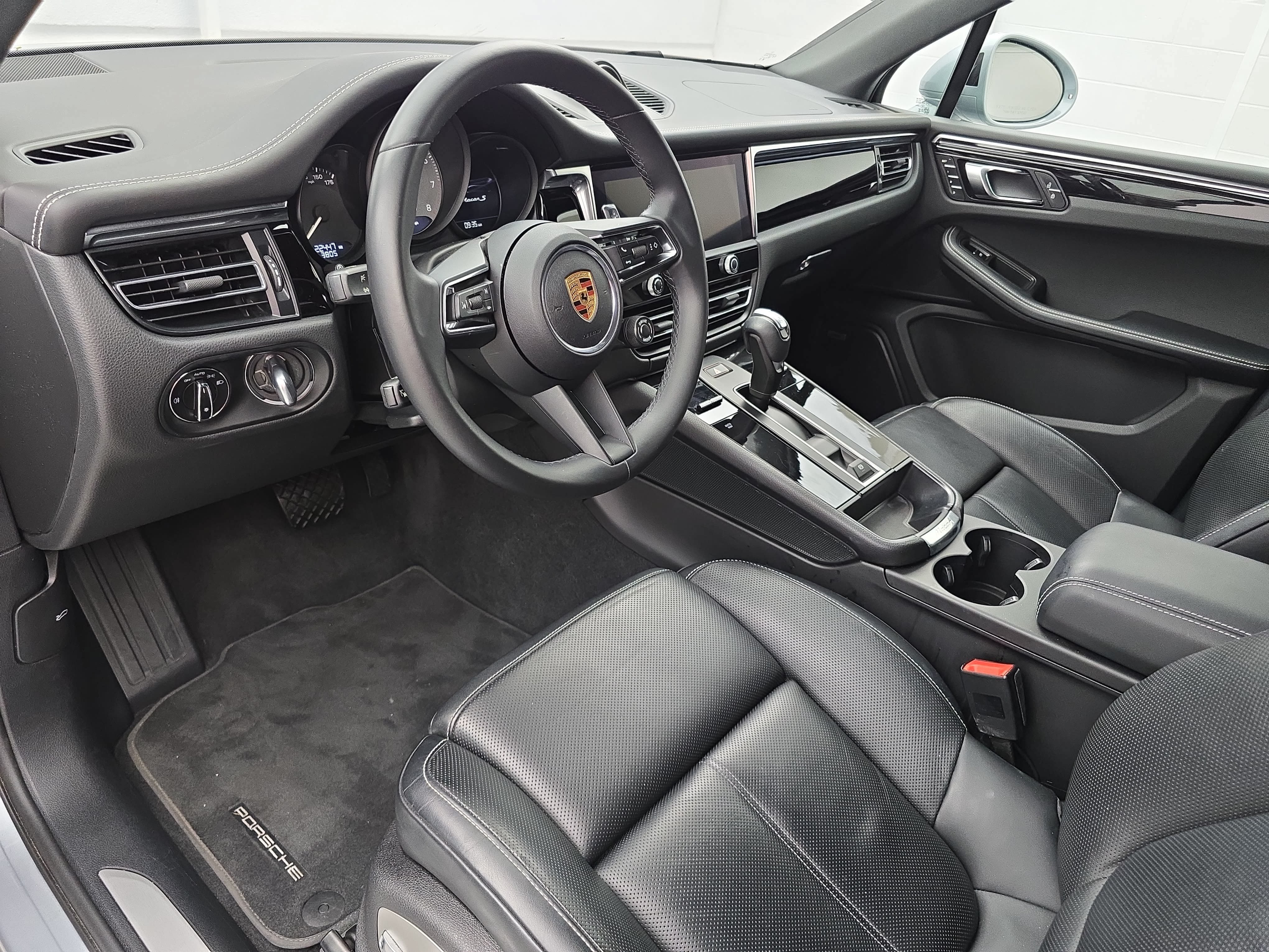 Certified 2024 Porsche Macan S AWD/4WD image 4