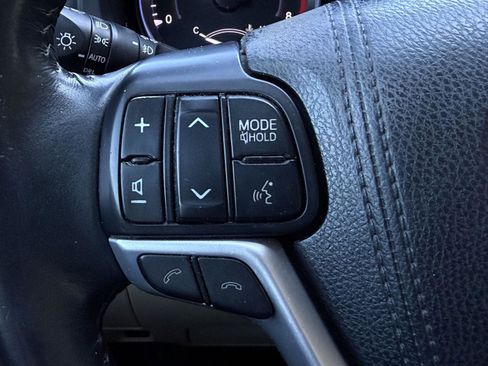 Used 2017 Toyota Highlander Limited FWD image 19