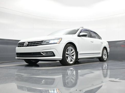 Used 2017 Volkswagen Passat 1.8T SEL Premium FWD image 19