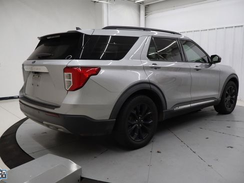 Used 2021 Ford Explorer XLT w/ Equipment Group 202A image 4