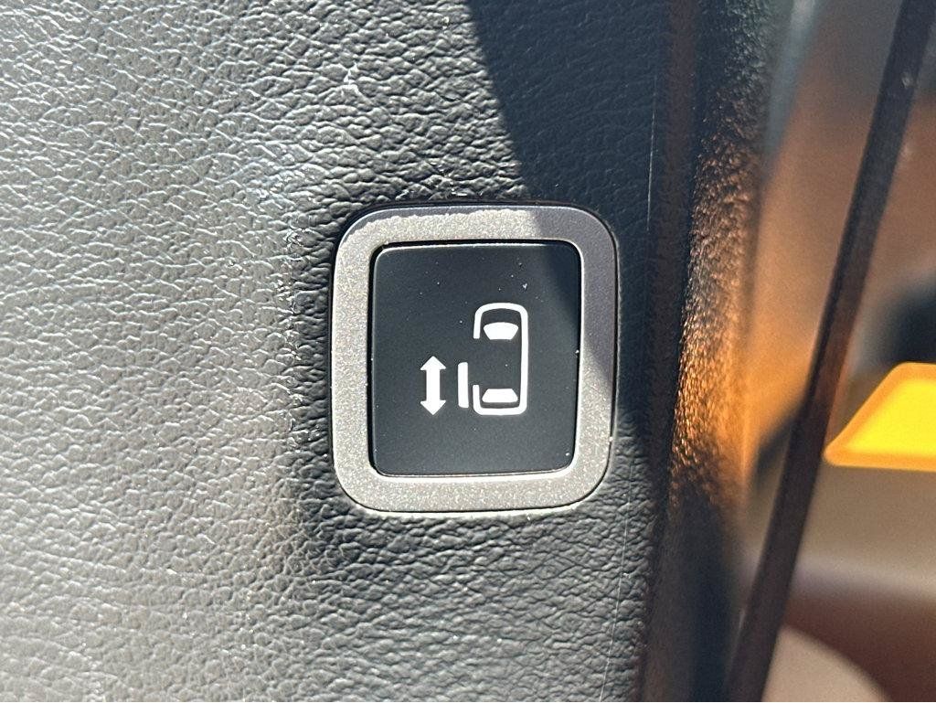 Used 2023 Chrysler Pacifica Pinnacle FWD image 46