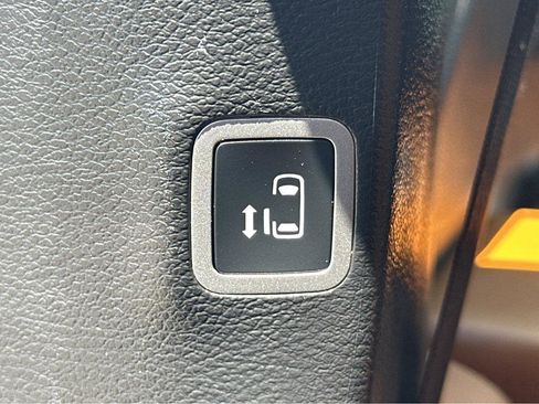 Used 2023 Chrysler Pacifica Pinnacle FWD image 46