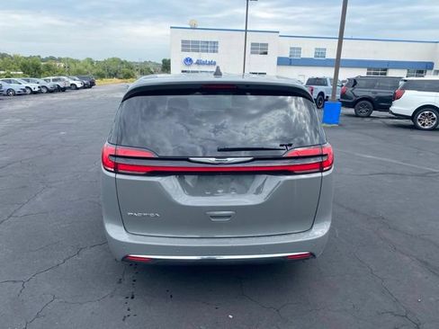 Used 2025 Chrysler Pacifica Select FWD image 4