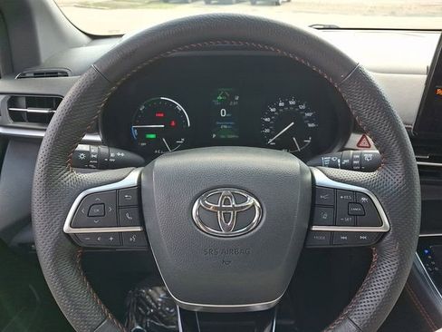 Used 2023 Toyota Sienna XSE FWD image 19