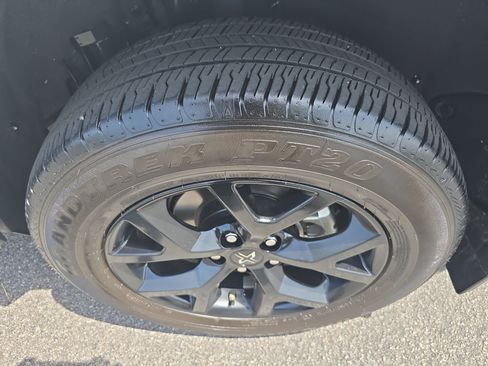 Used 2025 Toyota RAV4 XLE FWD image 32