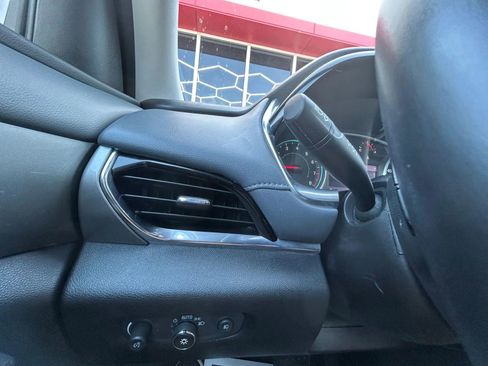 Used 2021 Chevrolet Traverse LT w/ LT Premium Package image 8