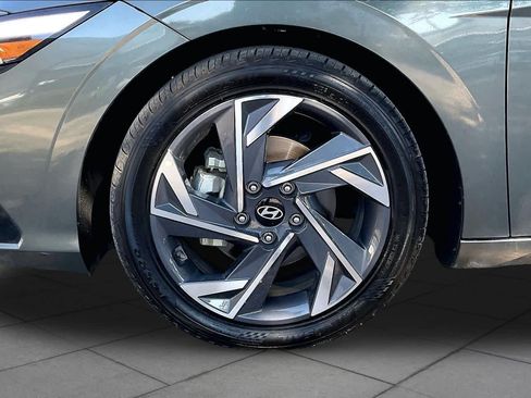 Certified 2025 Hyundai Elantra SEL FWD image 11