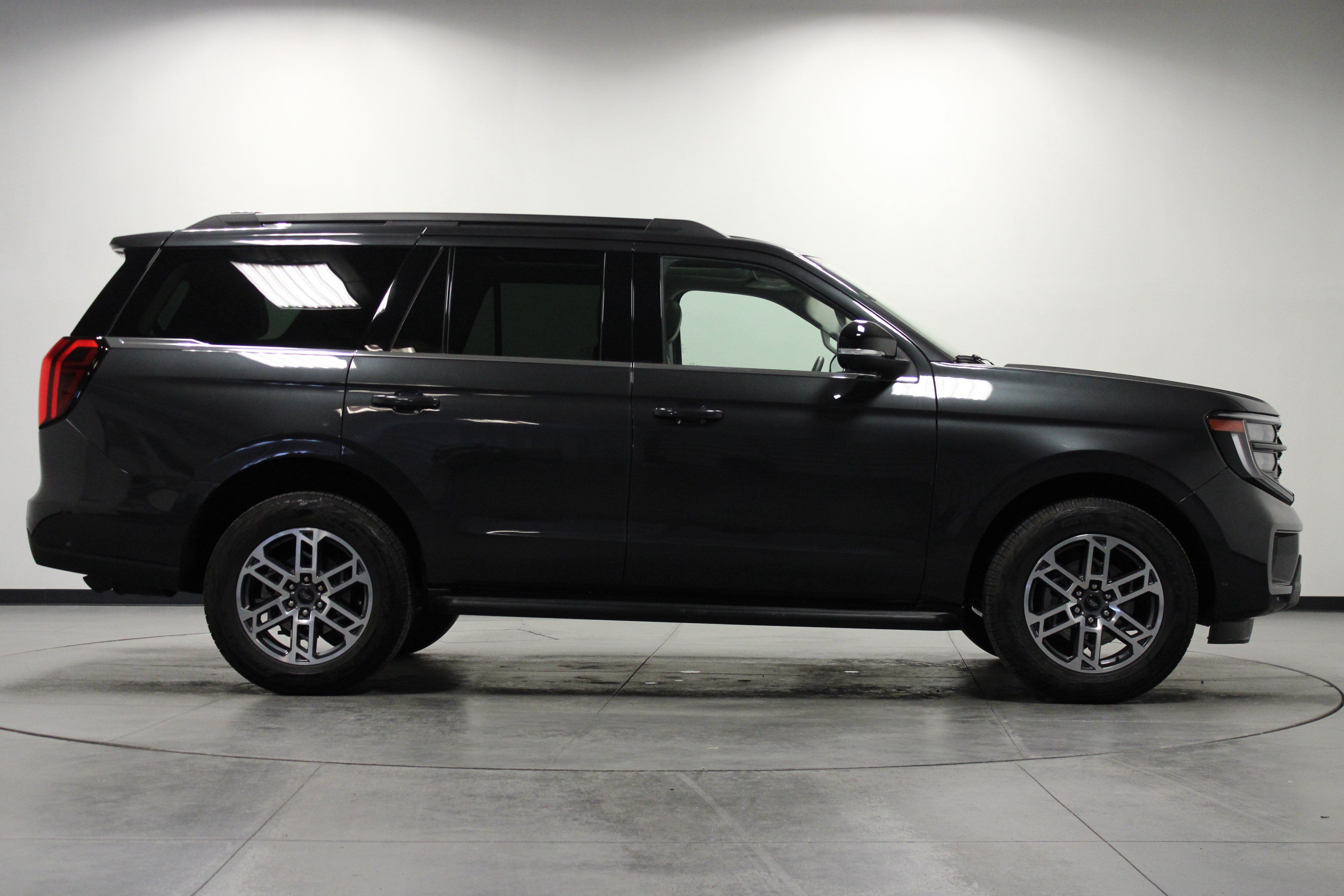 Used 2025 Ford Expedition Active AWD/4WD image 3