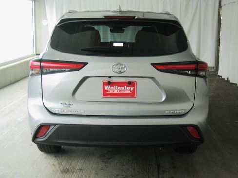 Used 2023 Toyota Highlander XLE image 30
