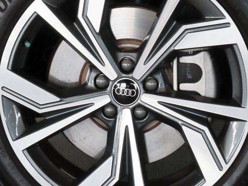 Used 2024 Audi Q4 e-tron Premium Plus image 5