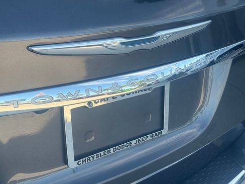 Used 2016 Chrysler Town & Country Touring w/ Driver Convenience Group image 36