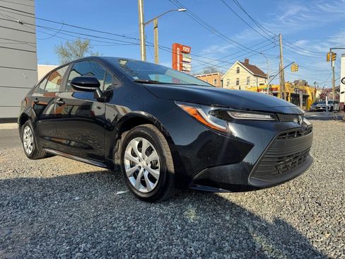 Used 2025 Toyota Corolla LE image 3