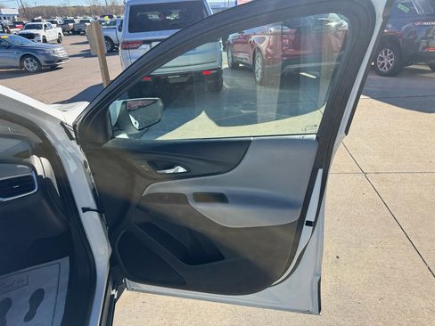 Used 2018 Chevrolet Equinox LT image 15