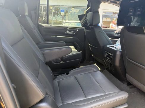 Used 2024 Chevrolet Suburban LT RWD image 7