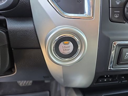 Used 2020 Nissan Titan SV w/ SV Convenience Package image 24