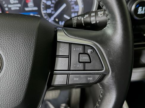 Used 2020 Toyota Highlander XLE image 16