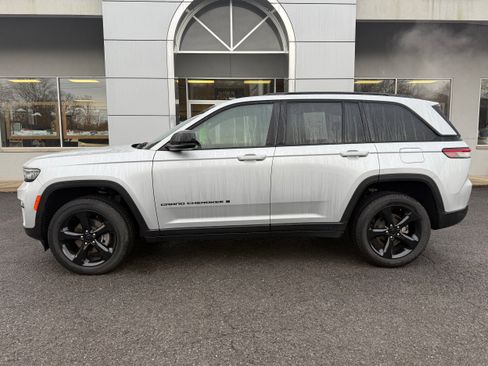 Certified 2023 Jeep Grand Cherokee Altitude AWD/4WD image 2