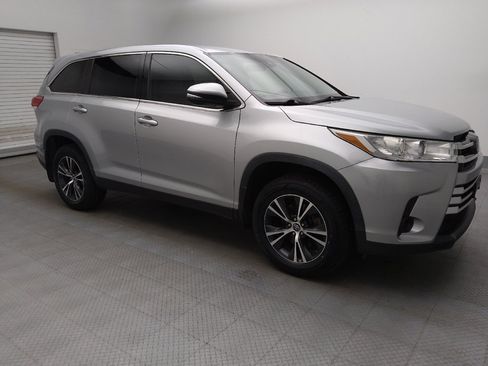 Used 2019 Toyota Highlander LE AWD/4WD image 11