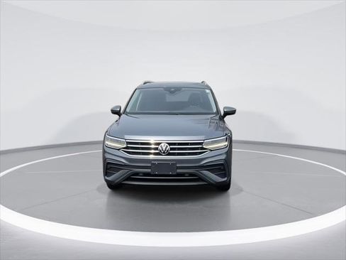 Used 2022 Volkswagen Tiguan SE w/ Panoramic Sunroof Package image 3