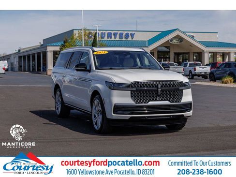 Used 2025 Lincoln Navigator L Reserve AWD/4WD image 1