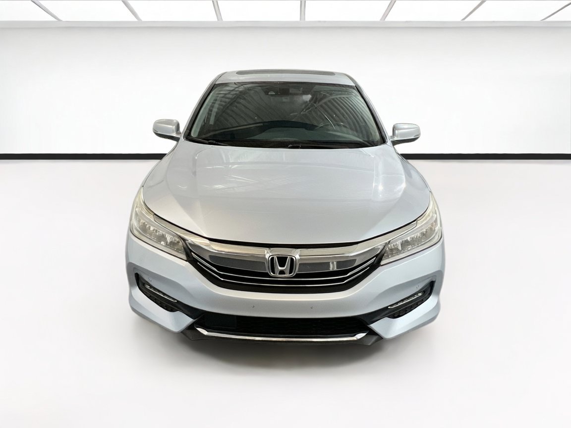 Used 2017 Honda Accord Touring image 2
