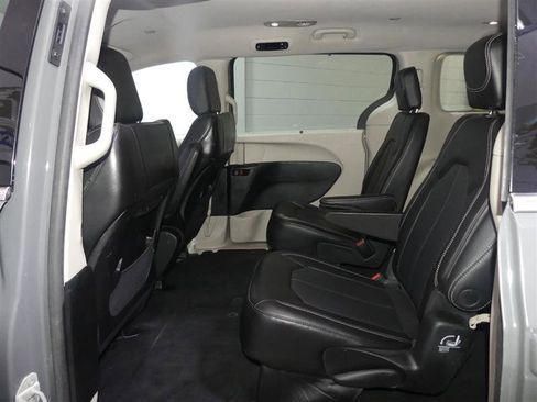 Used 2023 Chrysler Pacifica Touring-L FWD image 26