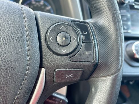 Used 2018 Toyota RAV4 LE FWD image 16
