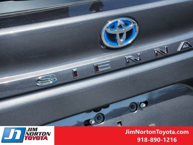 Used 2025 Toyota Sienna Platinum FWD image 12