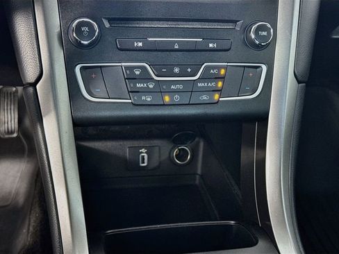 Used 2017 Ford Fusion SE w/ Fusion SE Technology Package FWD image 19