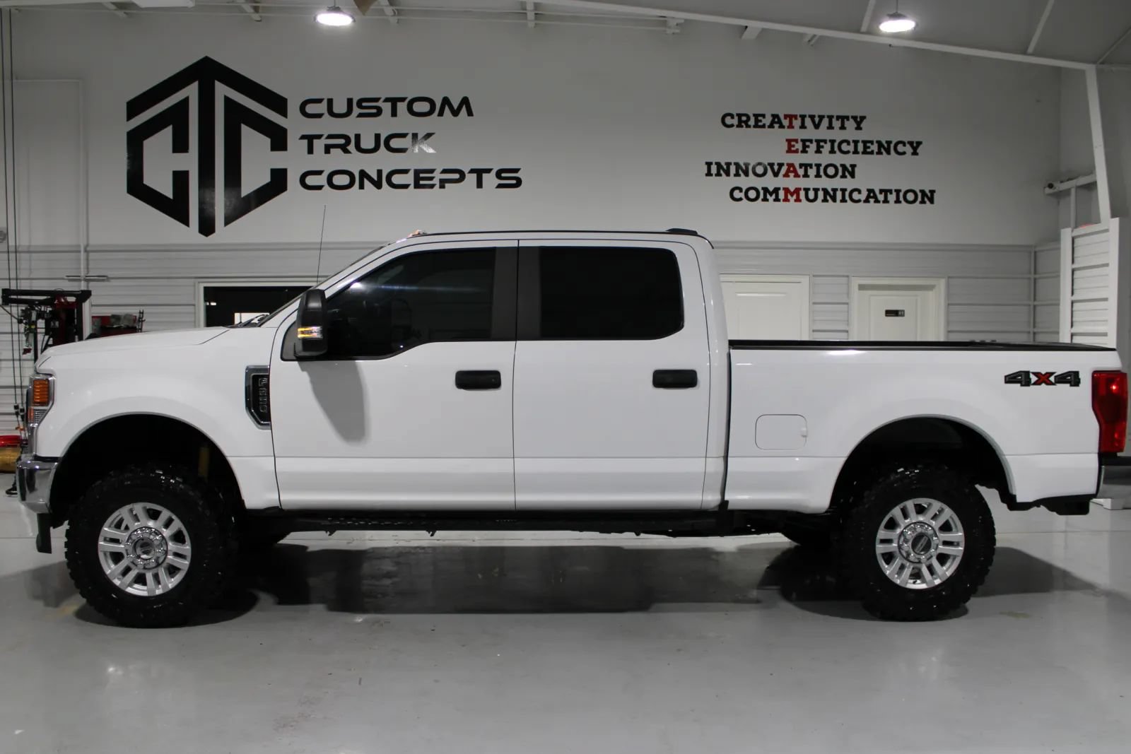 Used 2022 Ford F250 XL w/ Power Equipment Group AWD/4WD image 25