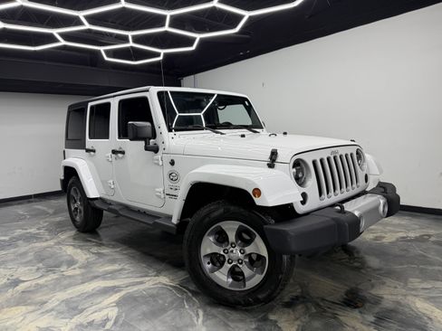 Used 2017 Jeep Wrangler Unlimited Sahara w/ Connectivity Group AWD/4WD image 6