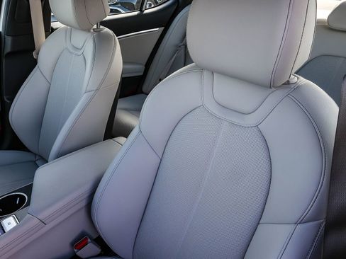 Used 2025 Genesis G70 2.5T image 29