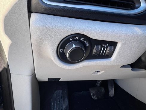 Used 2017 Chrysler Pacifica Touring image 18