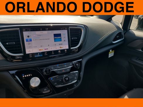 Used 2026 Chrysler Pacifica Select FWD image 15