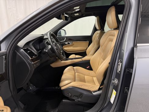 Used 2017 Volvo XC90 T6 Momentum w/ Vision Package image 13