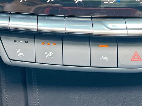 Used 2024 Cadillac XT4 Premium Luxury w/ Technology Package FWD image 21