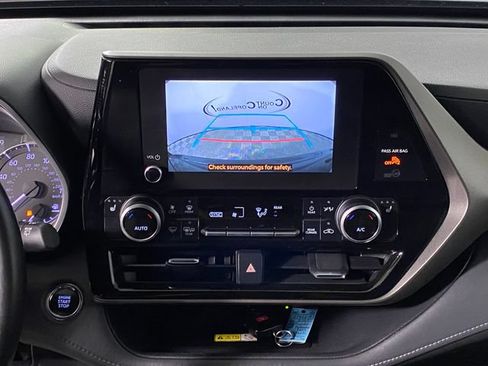 Used 2023 Toyota Highlander XLE AWD/4WD image 18