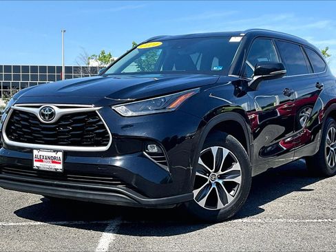 Used 2021 Toyota Highlander XLE image 1