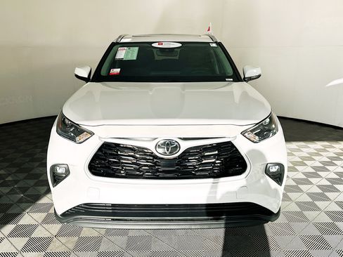 Used 2024 Toyota Highlander XLE FWD image 8