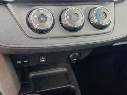 Used 2018 Toyota RAV4 LE FWD image 19