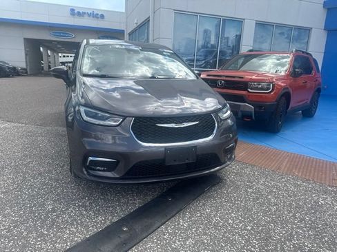 Used 2023 Chrysler Pacifica Touring-L FWD image 3