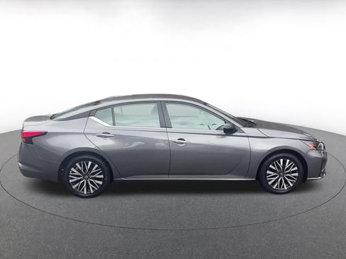Used 2025 Nissan Altima 2.5 SV FWD image 13