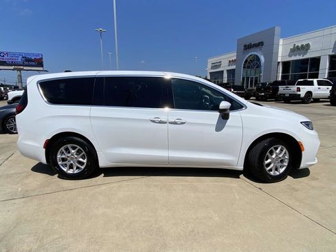 Used 2023 Chrysler Pacifica Touring-L FWD image 43