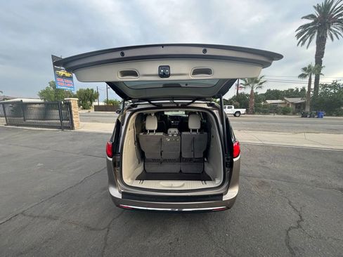 Used 2017 Chrysler Pacifica Touring-L image 26