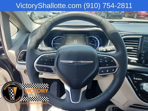 Certified 2024 Chrysler Pacifica Limited FWD image 12