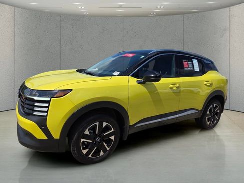 Used 2025 Nissan Kicks SR FWD image 9